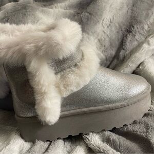 NWT Mudd Brand Stormy Silver Platform Boots with White Faux Fur Trim Size 8.5